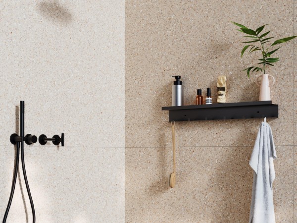 Garderobe Commeo im Badezimmer: Pflegeprodukte auf der Ablage, Handtuch und B&uuml;rste an den Haken