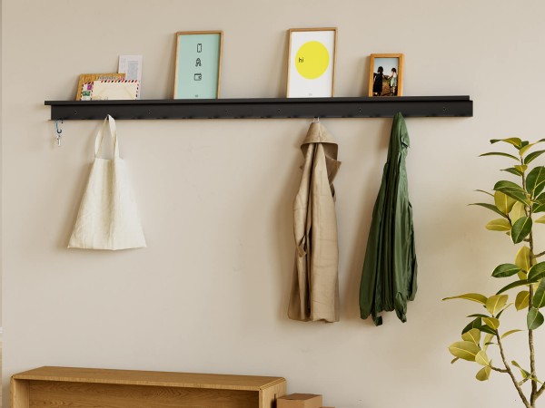 Garderobe Commeo im Flur: auf der Ablage stehen Bilderrahmen und Post, an den Haken h&auml;ngen Jacken und eine Stofftasche